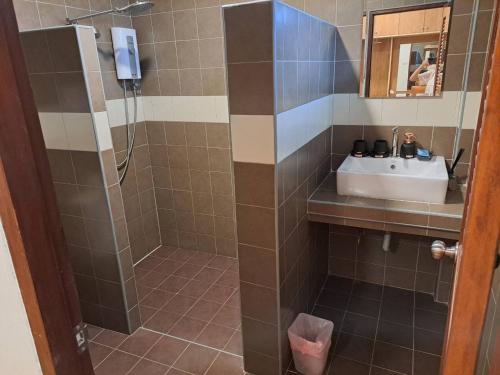 y baño con lavabo y ducha. en The Chic Pool Villa en Nai Yang Beach