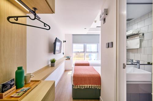 1 dormitorio con 1 cama y lavamanos en una habitación en South Nest en Hong Kong