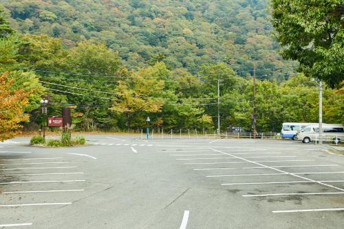 an empty parking lot with cars parked in it at KAMENOI HOTEL SHIOBARA Dog Friendly Hotel in Nasushiobara