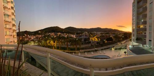 desde el balcón de un edificio con vistas a la ciudad en Apartamento aconchegante em Floripa - caminho das praias, en Florianópolis