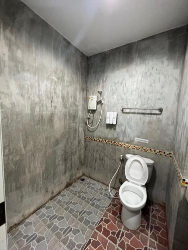 a bathroom with a toilet and a shower at โรงแรมช้างใหญ่ใจดี in Yasothon