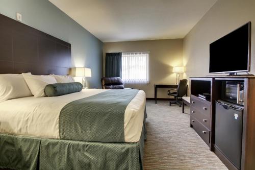 una camera d'albergo con un letto e una TV a schermo piatto di Cobblestone Inn & Suites - Fort Dodge a Fort Dodge