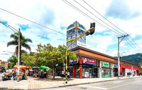 a street with a traffic light in front of a store at Amoblado centro de la Moda in Itagüí