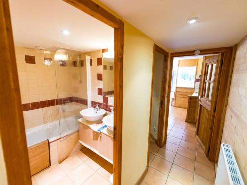 une salle de bain avec un lavabo, une baignoire et des toilettes dans l'établissement Charmant T2 avec coin montagne, proche pistes et commerces, 6 couchages, terrasse, Serre Chevalier - FR-1-330E-104, à Saint-Chaffrey
