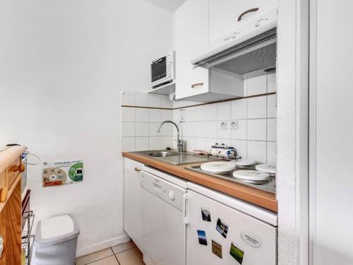 Appartement Esquièze-Sère, 2 pièces, 4 personnes - FR-1-402-21にあるキッチンまたは簡易キッチン