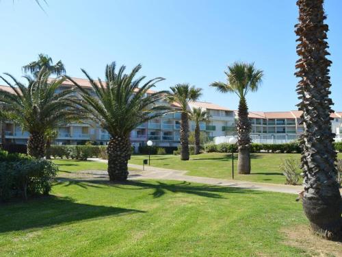 Photo de la galerie de l'établissement Appartement T2 avec Piscine et Clim - Saint-Cyprien Plage - FR-1-225D-54, à Saint Cyprien Plage