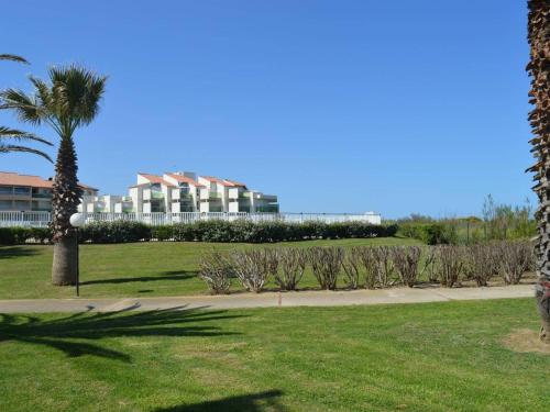 Photo de la galerie de l'établissement Appartement T2 avec Piscine et Clim - Saint-Cyprien Plage - FR-1-225D-54, à Saint Cyprien Plage