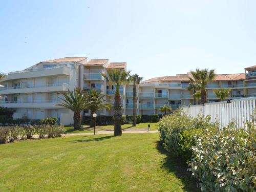 Photo de la galerie de l'établissement Appartement T2 avec Piscine et Clim - Saint-Cyprien Plage - FR-1-225D-54, à Saint Cyprien Plage
