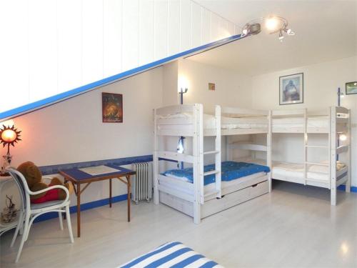 a bedroom with bunk beds and a desk and a table at Appartement Saint-Lary-Soulan, 3 pièces, 9 personnes - FR-1-457-157 in Saint-Lary-Soulan