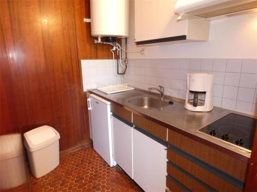 a small kitchen with a sink and a toilet at Studio Saint-Lary-Soulan, 1 pièce, 4 personnes - FR-1-457-250 in Saint-Lary-Soulan