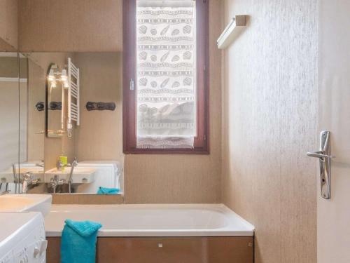 une salle de bain avec une baignoire, un lavabo et un miroir dans l'établissement Appartement cosy 6 pers. à Montgenèvre, balc. sud, ascenseur, proche pistes - FR-1-330D-28, à Montgenèvre