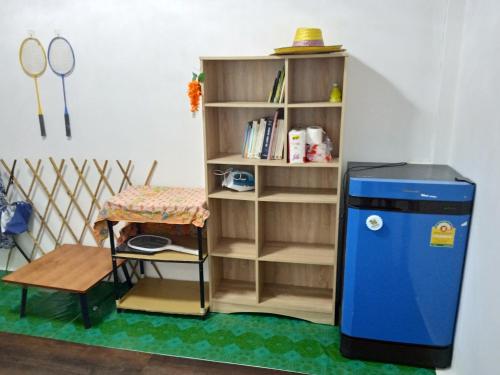 - un petit réfrigérateur à côté d'une étagère dans l'établissement ban noo, à Ban Ko