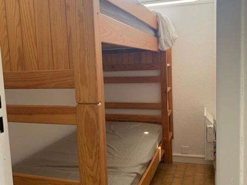 Zimmer mit Etagenbett in einem Zimmer in der Unterkunft Studio Cap d'Agde, 1 pièce, 4 personnes - FR-1-607-71 in Cap d'Agde