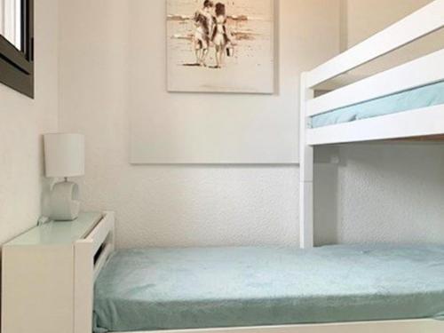 - une chambre avec des lits superposés dans l'établissement T3 rénové avec clim, piscine et parking à 100m de la mer - FR-1-607-24, au Cap d'Agde