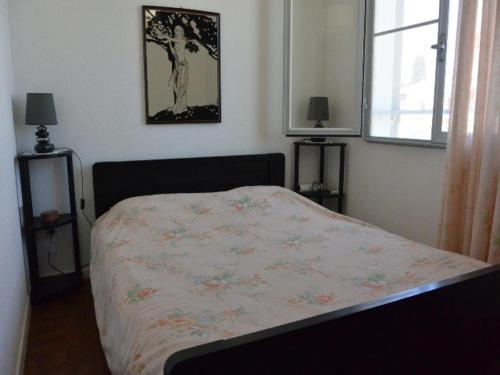 une chambre avec un lit avec une couverture dessus dans l'établissement Villa T3 avec piscine, proche plage et golf - Cap d'Agde - FR-1-607-49, au Cap d'Agde