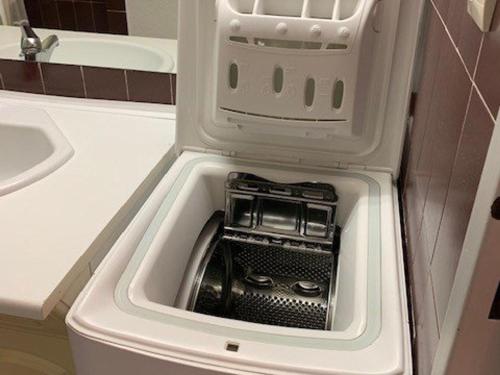 - un petit réfrigérateur avec une porte ouverte dans la salle de bains dans l'établissement Appartement spacieux 4 pers avec piscine, à 20m de la mer - Cap d'Agde - FR-1-607-81, au Cap d'Agde