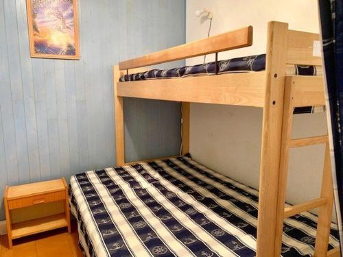 un lit superposé dans une chambre avec un lit superposé gmaxwell gmaxwell gmaxwell gmaxwell dans l'établissement Charmant T2 Cabine Climatisé, Piscine, Parking, à 30m de la Mer, pour 5 Pers, Terrasse Orientée Sud - FR-1-607-100, au Cap d'Agde
