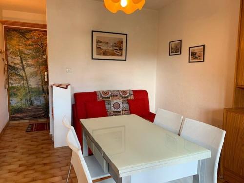 T2 au Cap d'Agde: Piscine, Parking, Terrasse, Calme, Près de la Plage - FR-1-607-110