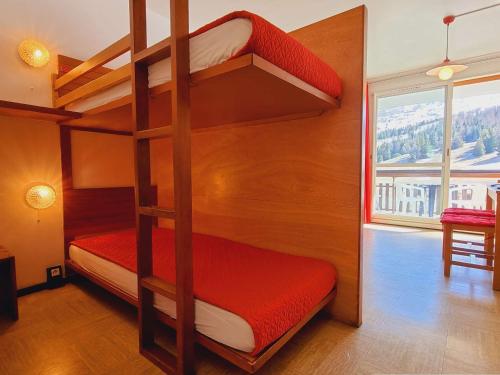 une chambre avec deux lits superposés et une fenêtre dans l'établissement Studio 4 pers. proche pistes, parking, WiFi, animaux acceptés - FR-1-525-198, à Saint-Étienne-en-Dévoluy