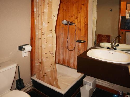 une salle de bain avec douche et lavabo dans l'établissement Studio Cosy pour 2 avec Balcon et Prestations de Qualité en Cœur de Station - FR-1-322-503, aux Orres