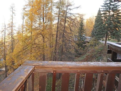 une terrasse en bois avec vue sur les bois dans l'établissement Studio Cosy pour 2 avec Balcon et Prestations de Qualité en Cœur de Station - FR-1-322-503, aux Orres