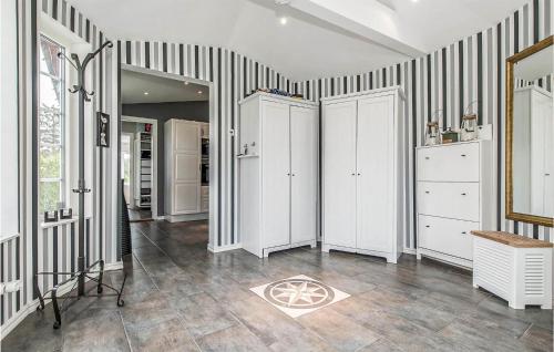 a room with white cabinets and a tile floor at 2 Bedroom Awesome Home In Åkersberga in Åkersberga
