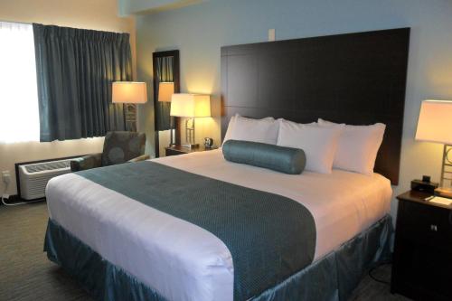 Letto o letti in una camera di Cobblestone Inn & Suites - Fort Dodge