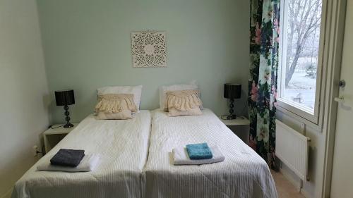 um quarto com uma cama com duas toalhas em Viihtyisä kolmio järven rannalla em Haapavesi