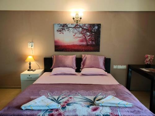 una camera da letto con un letto e due asciugamani di Portofino a Lavasa