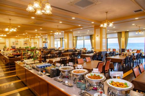 - un restaurant avec des tables et des chaises où vous pourrez manger dans l'établissement Kyukamura Tateyama, à Tateyama