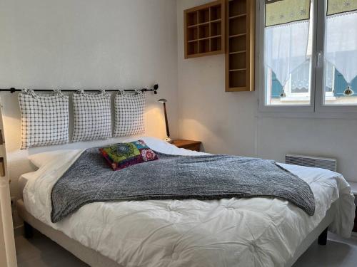Posteľ alebo postele v izbe v ubytovaní Appartement cosy avec terrasse et garage à deux pas des pistes ! - FR-1-548-24