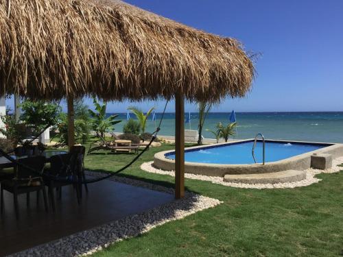 Bazén v ubytování BambooBeachVilla2 AC NEW OCEANFRONT POOL sunsetview garden kitchen SATELLITE STARLINK WI-FI nebo v jeho okolí