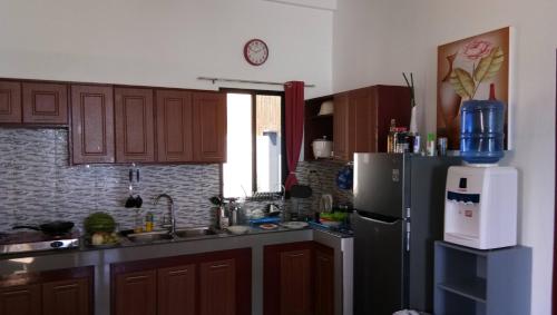 Η κουζίνα ή μικρή κουζίνα στο BambooBeachVilla2 AC NEW OCEANFRONT POOL sunsetview garden kitchen SATELLITE STARLINK WI-FI