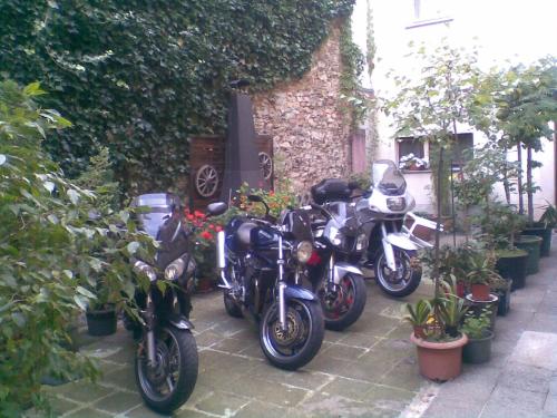 a row of motorcycles parked in front of a building at Pension Zur Altdeutschen in Zschopau