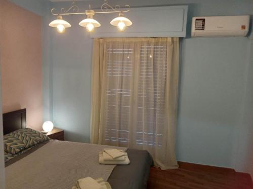 Un pat sau paturi într-o cameră la Evangelli Apartment- An oasis inside the center of Athens