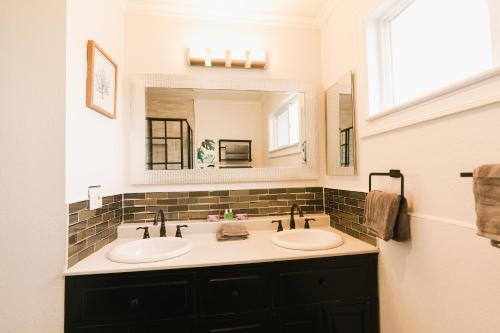 a bathroom with two sinks and a mirror at Luxury Sport & Gym Vacation House 10 Guests 5BR 2000sqft in San Jose