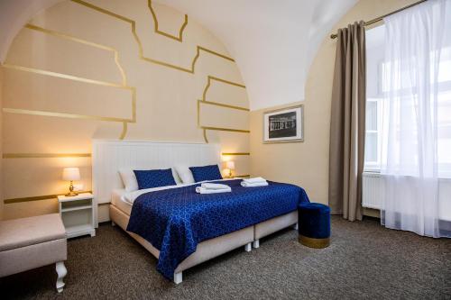 une chambre d'hôtel avec un lit et une fenêtre dans l'établissement Zámecký Hotel ANTON FLORIAN, à Valtice