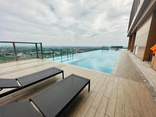 a swimming pool on the roof of a building at Plum central westgate@Bangyai in Ban Bang Krabu