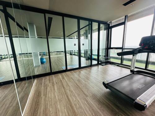 Fitness centrum a/nebo fitness zařízení v ubytování Plum central westgate@Bangyai