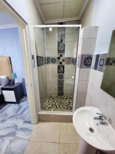 Ένα μπάνιο στο La-Nuel Guest Lodge