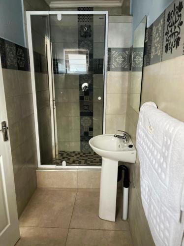 Ένα μπάνιο στο La-Nuel Guest Lodge