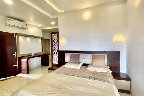 Una cama o camas en una habitación de Willo Stays Sea View Home Kannur Landsend