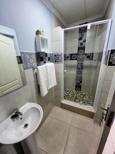 Ένα μπάνιο στο La-Nuel Guest Lodge