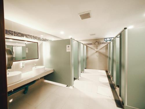 ein Badezimmer mit zwei Waschbecken und zwei Spiegeln in der Unterkunft More than Sleep Hostel Pak Chong-Khao yai in Pak Chong
