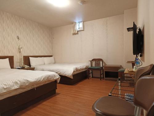 Een bed of bedden in een kamer bij Hotel Fouquet