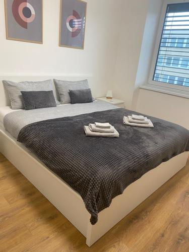 1 dormitorio con 1 cama grande y 2 toallas. en LUXURY LIVING, en Trenčín