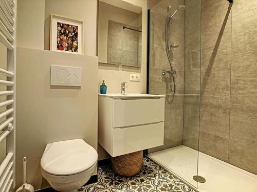 a bathroom with a toilet and a sink and a shower at Nieuw appartement in Leuven centrum! in Leuven