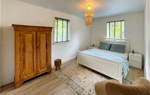 1 dormitorio con 1 cama, armario y ventanas en 2 Bedroom Beautiful Home In Gasselte, en Gasselte