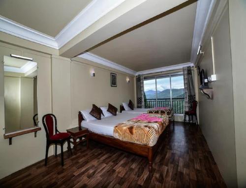 1 dormitorio con cama grande y ventana grande en Ghangri Sherpa Luxury Homestay, Darjiling en Sonāda