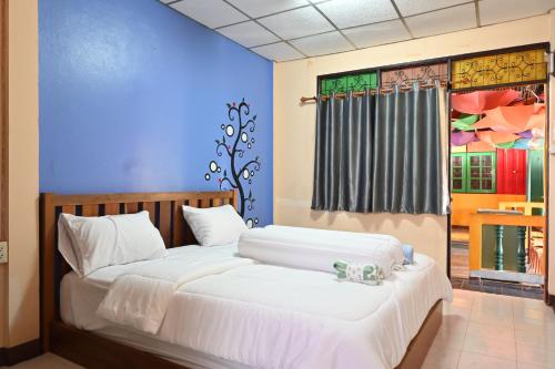 a bedroom with two beds and a window at MARIA Guesthouse in Phra Nakhon Si Ayutthaya